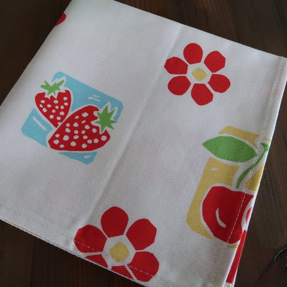 5 FUN and FAB Fruit & Flowers Fabric Dinner Napkins - Picture 4 of 5